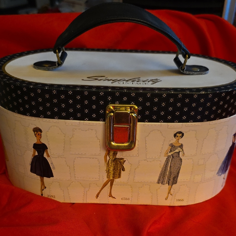 Simplicity Vintage Black and Cream Cosmetic Case